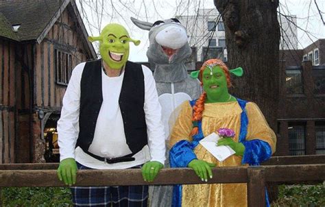 Couple Host A Shrek Inspired Wedding 7 Pics