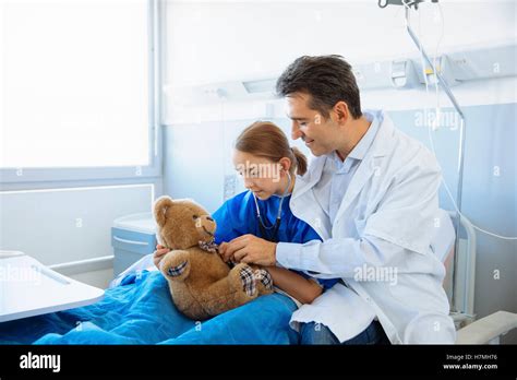 Arzt und Mädchen Patienten untersuchen einen Teddybär Stockfotografie Alamy