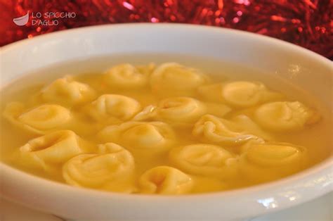 I cappelletti sono i principi delle tavole romagnole durante le festività. Ricetta - Cappelletti romagnoli - Le ricette dello ...