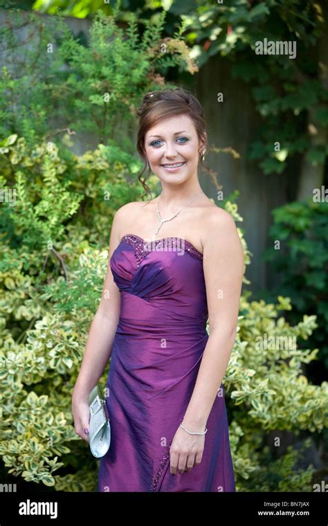 une adolescente de 16 ans habillé pour aller à son école prom suffolk uk photo stock alamy