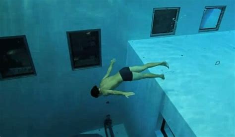 How Does He Hold His Breath For So Long Stunning Video Shows Free Diver Plunging 33m To Bottom