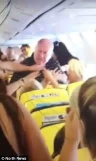 Ryanair Passenger Brawls On Alicante Airport Floor Daily Mail Online