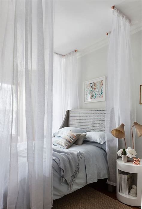 I love how, in this example from the hgtv dream home, the ceiling above the. Comment créer une ambiance romantique dans la chambre à ...