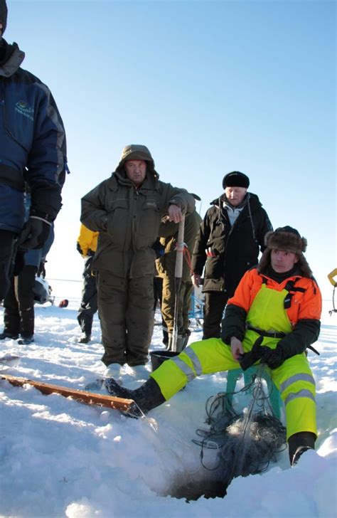 Virolaisia vieraita kalastusta opettelemassa Lokassa | Lapin keino