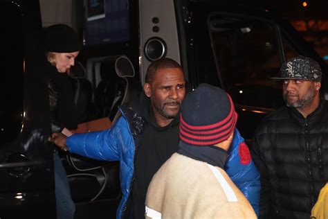 r kelly indictment update latest singer doesn t have enough money to post bail at this time