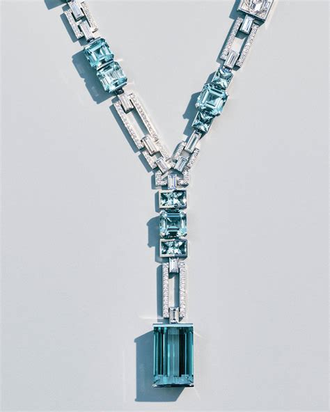 10 books everyone should try reading in 2019. Tiffany & Co. 2018 Blue Book Collection | LES FAÇONS