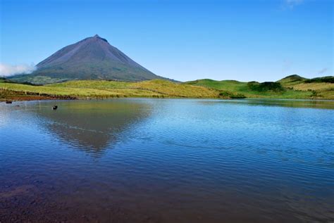The casa do paim is 550 yards from the sea and enjoys scenic views over the pico mountain, which is 9.3 miles away. Ilha do Pico - Açores: Ilha do Pico - A mais Bela dos Açores