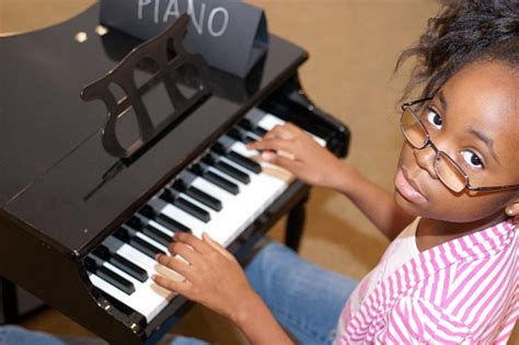 Black Girl Playing A Piano Fotografie Stock E Altre Immagini Di Afro