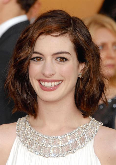 Anne Hathaway Short Hairstyles For Thick Hair Short Wavy Haircuts