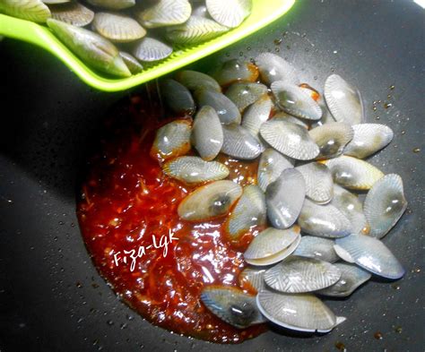 Bila nak makan nanti boleh defrost dan goreng ikan bilis untuk masukkan ke dalam sambal tumis itu. LALA MASAM MANIS | Fiza's Cooking