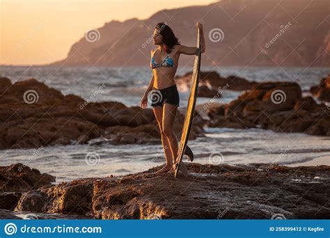 Surfista Femenino Disfrutando Del Viento Al Atardecer Foto De Archivo Imagen De Vacaciones