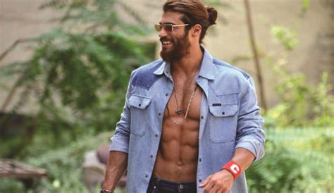 Genç kızların ilgi odağı olan can yaman hakkında can yaman sevgilisi kim, can yaman kimdir, can yaman kaç yaşında ve can yaman eğitimi nedir gibi birçok konu merak ediliyor. Can Yaman përfundon në gjykatë - Epoka e Re