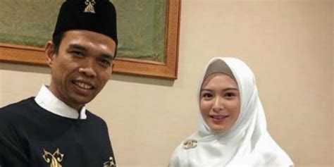 Selebgram ayana moon mengunggah foto bersama ustaz abdul somad. Ustaz Abdul Somad Buka-bukaan Soal Hubungan dengan Ayana ...