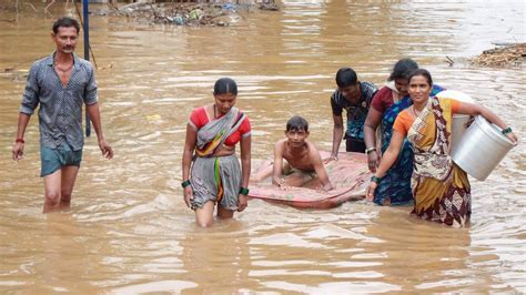 India Floods At Least 95 Killed Hundreds Of Thousands Evacuated Bbc News