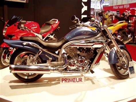 Godina i mislim oko 20 tisuća km bez problema, a nije da ga štedi. Bestand:Hyosung Aquila 650.JPG - Wikipedia