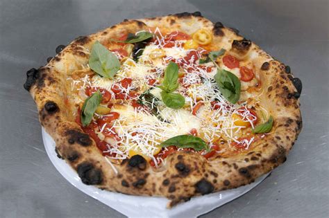 Pizza Napoletana Fatta In Casa La Ricetta Ai Tre Pomodori è Un Raggio Di Sole
