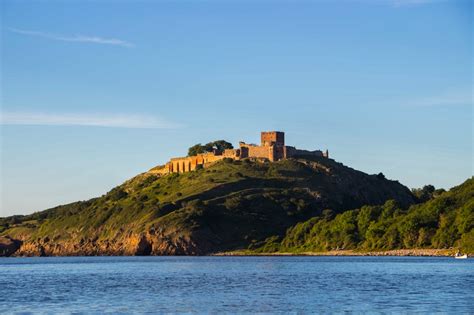 Bornholm bnhlm old norse burgundaholmr is a danish island in the baltic sea to the east of the rest of denmark south of sweden northeast of germ. Sandkås Søpark | Die Umgebung | Lesen Sie hier mehr ...