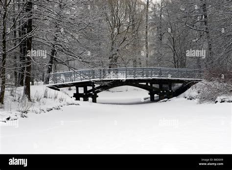 Gray Wood Footbridge Hi Res Stock Photography And Images Alamy