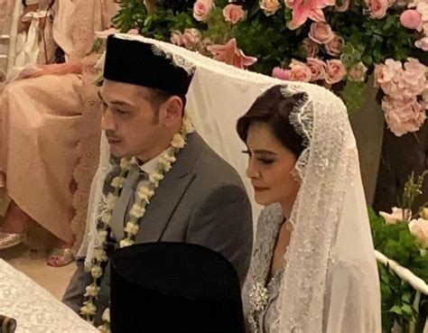 Dekorasi pelaminan sederhana konsep modern minimalis. Dekorasi Pernikahan Cut Tari dan Richard Kevin Didominasi ...