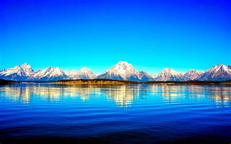Beautiful Blue Mountain Lake Scenic Panoramic View Bonito Cold