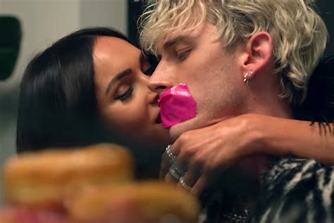 Machine gun kelly and megan fox. MACHINE GUN KELLY & MEGAN FOX ARE INSTAGRAM OFFICIAL - Hot ...