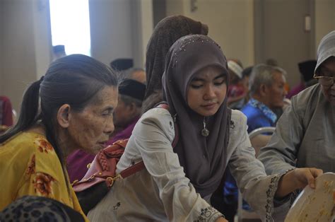 Seorang anak wajib berbakti kepada orang tua, terlebih ketika mereka sudah lanjut usia. Rumah Seri Kenangan Cheras: Berbakti kepada orang tua