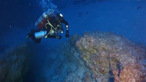Diver Finds Dead Divers In The Infamous Blue Hole Damnthatsinteresting