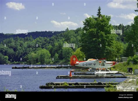 Bootsanleger Gatineau River Quebec Kanada Stock Photo Alamy
