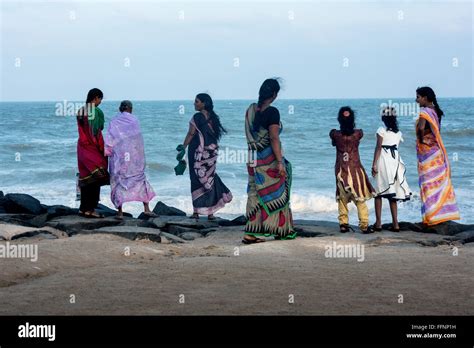 Indische Frau Und Zwei Indische Mädchen In Bunte Indische Kleidung Fotografiert Am Meer In