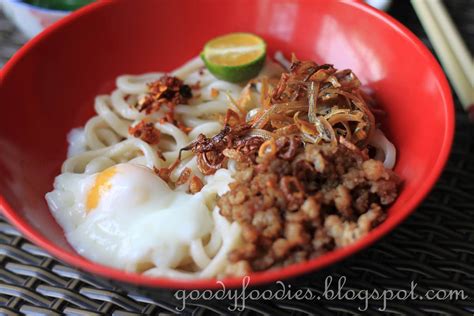The dry chilli comes separately and you can add as much as you want! GoodyFoodies: Recipe: Dry Chilli Pan Mee Noodles 辣椒板麺