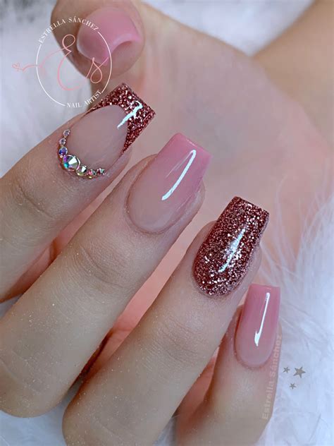 Luego que dejas secar le agregas varias cintas como a ti te guste de diferentes anchos y tamaños #uñascortas #uñasdecoradas #glitternails #uñasbonitas # ...