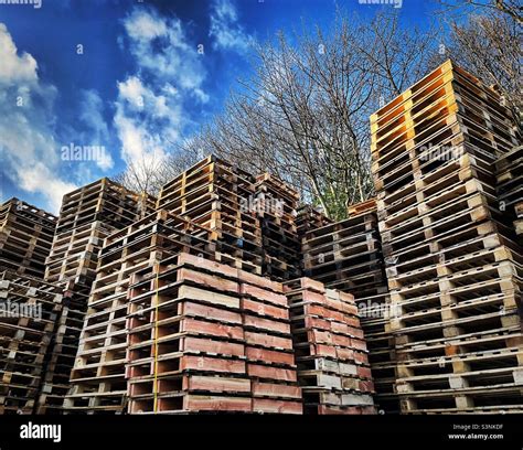 Wood Pallet Stacked Hi Res Stock Photography And Images Alamy