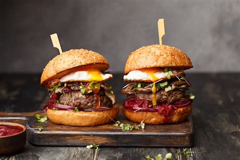Drop us a dm to talk about your food. Hamburger met champignons, ei en rode bietensaus - BurgerBites