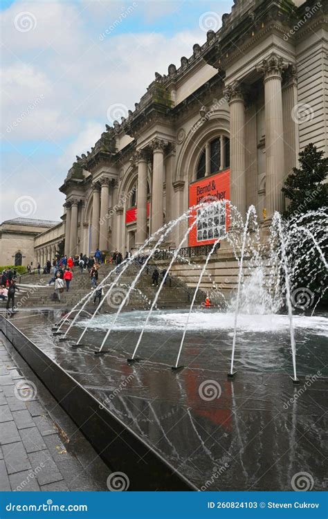 New York 23 Oct 2022 Fountains At The Metropolitan Museum Of Art Of
