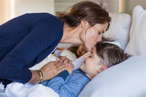 Dar un beso de buenas noches a tu hijo es más importante de lo crees