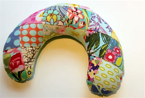 Neck pillows have many uses, depending on how they are shaped and what they are stuffed with. Patchwork Travel Neck Pillow ~ Pattern & Tutorial - The ...