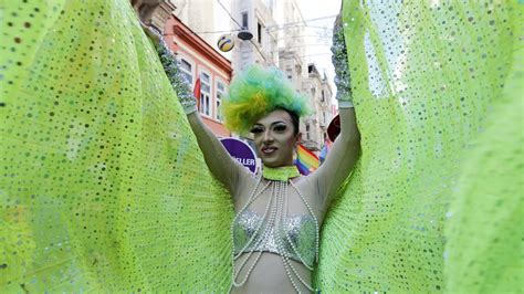 Vor der Gay Pride Parade in Istanbul Türkei Tanzen für Toleranz nicht nur am Bosporus