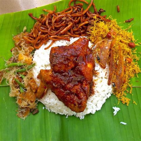 Mat corner at medan selara mahsuri in bandar baru uda is one of the best known nasi ambang stalls in johor bahru. NASI AMBANG - Johor Bazaar Rakyat