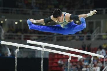 Tanto na ginastica masculina como na feminina os atletas precisam cravar todos os movimentos para não serem descontados, pois as acrobacias são avaliadas em força, precisão e equilíbrio, além da parte artística exclusivamente na ginástica feminina. Final olímpica por equipe da ginástica artística masculina ...