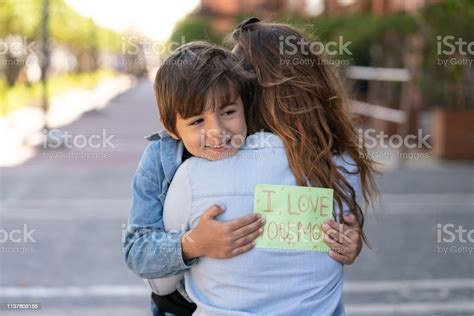 그에 의해 쓰여진 카드를 들고 있는 동안 그의 엄마를 포옹 하는 아름 다운 작은 Voy 2명에 대한 스톡 사진 및 기타 이미지 2명 가족 긍정적인 감정 표현 Istock