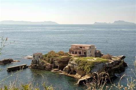 The Cursed Island Of Gaiola Enjoy Your Holiday Napoli Isola Italia