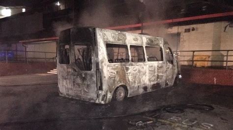 Bus and car destroyed in linked Chippenham arsons - BBC News