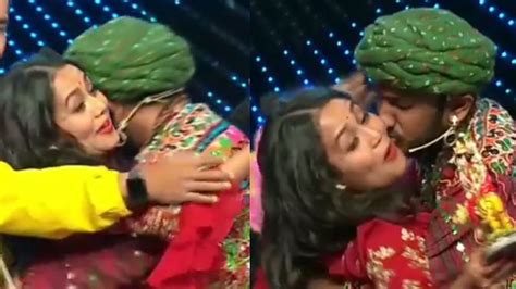 अतिउत्साही स्पर्धकाकडून नेहा कक्करला Kiss When A Contestant Kiss On Neha Kakkar Cheek In