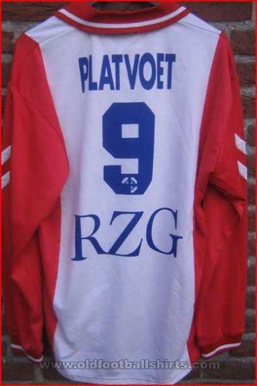 Zur saison 2014/15 gelang ihm nach seinen leistungen in emmen doch noch der sprung in die erste. FC Emmen Home Fußball-Trikots 1997 - 1998.