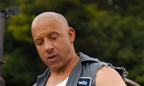 O longa vem dando continuidade às corridas eletrizantes da equipe de amigos liderada por dominic toretto. Dominic Toretto é pai de família em teaser de "Velozes e ...