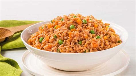 Cómo preparar un delicioso arroz rojo para acompañar tus platillos de manera muy fácil y rápida