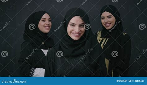 Retrato Grupal De Hermosas Musulmanas Con Vestido De Moda Con Hijab Aislado En El Fondo Negro De