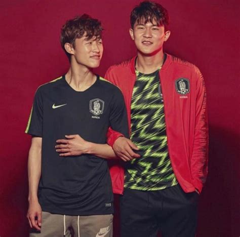 9 맥심 화보 찍을만한 피지컬 ㄷㄷ. '왓포드 이적설' 축구선수 김민재, 과거 이재성과 함께한 커플 ...