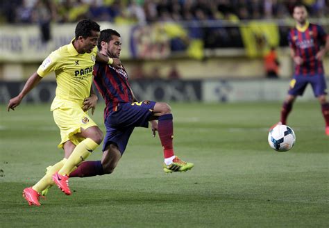 Video Dani Alves Eats Banana Thrown By Racist Fan In Barcelonas Match At Villarreal Ibtimes
