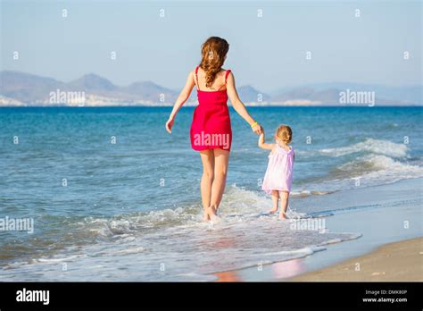 Familia Caminando En La Playa Fotos E Imágenes De Stock Alamy